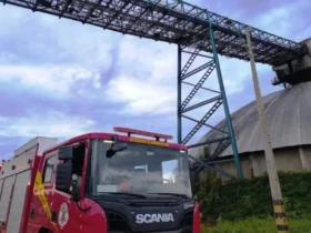 Bombeiros contêm incêndio em armazém em Lucas do Rio Verde