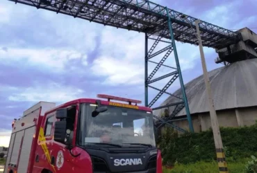 Bombeiros contêm incêndio em armazém em Lucas do Rio Verde