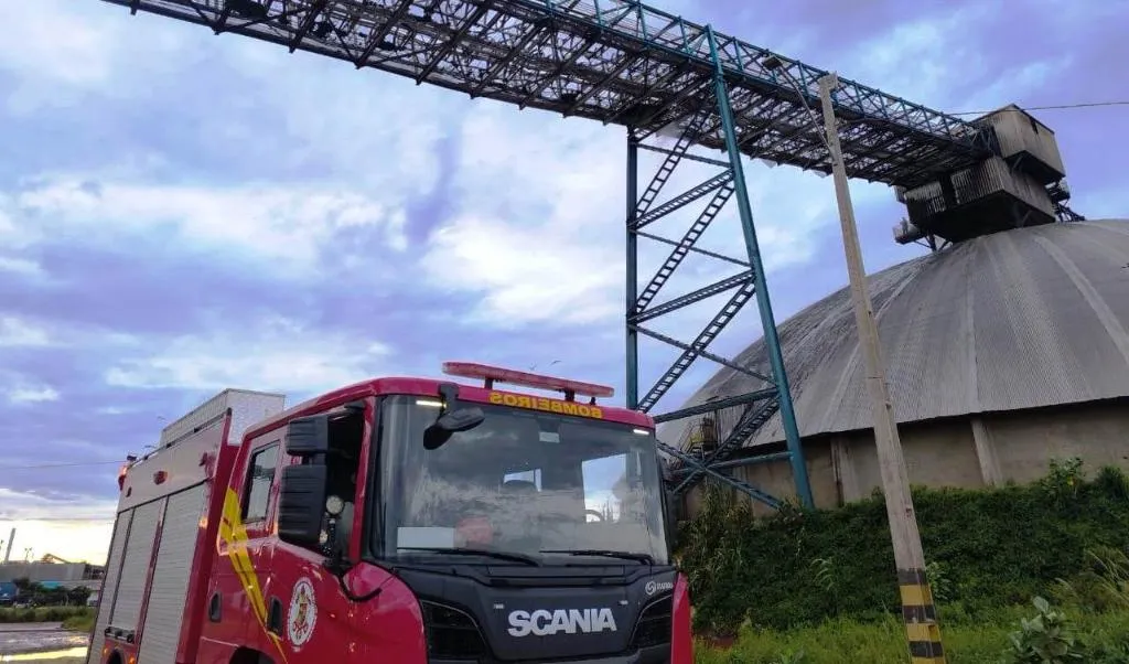 Bombeiros contêm incêndio em armazém em Lucas do Rio Verde