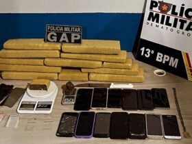 Suspeitos foram flagrados com grande quantidade de maconha, balança de precisão e materiais usados para embalar drogas