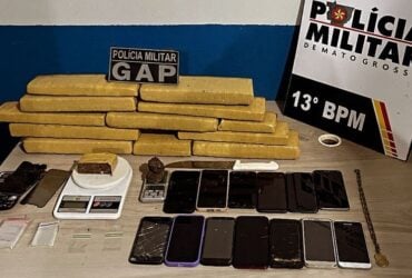 Suspeitos foram flagrados com grande quantidade de maconha, balança de precisão e materiais usados para embalar drogas