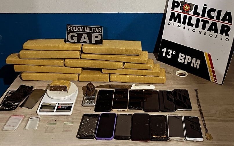 Suspeitos foram flagrados com grande quantidade de maconha, balança de precisão e materiais usados para embalar drogas