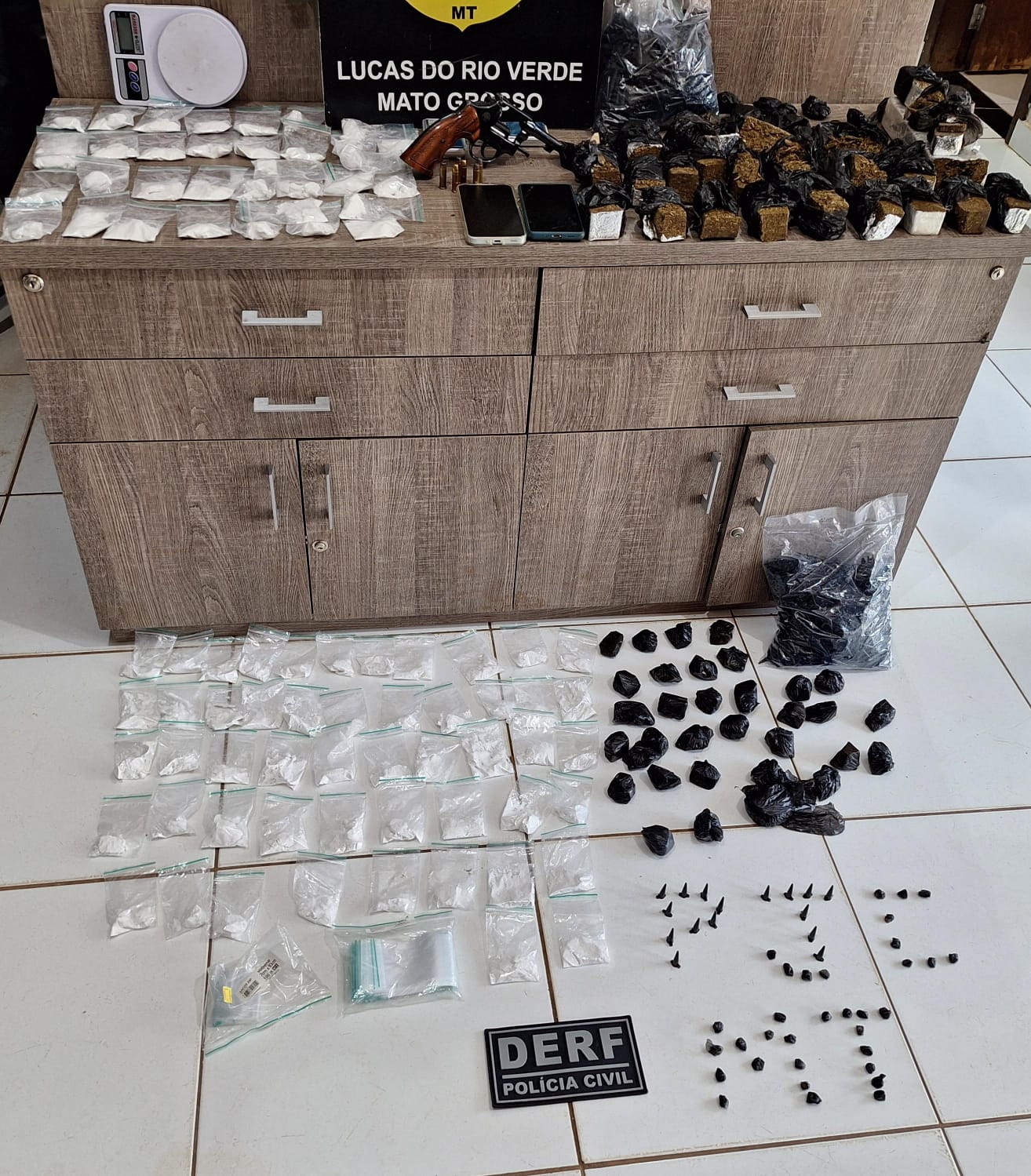 Investigação da Polícia Civil aponta que a mulher armazenava grande quantidade de entorpecentes em casa, no distrito de Sorriso, para abastecer o tráfico em Lucas do Rio Verde