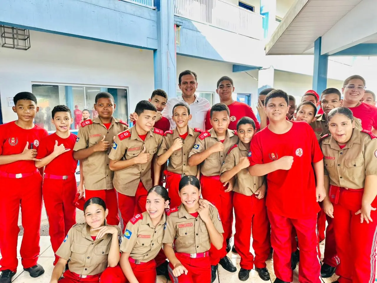 Deputado discute melhorias em escola militar com foco na educação
