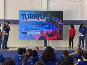 Estudantes da Escola Nagib Saad durante apresentação da ideia voltada para o turismo local