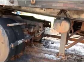 Chamas começaram após vazamento no botijão acoplado ao fogareiro; Corpo de Bombeiros agiu rapidamente e evitou que o fogo atingisse toda a carreta