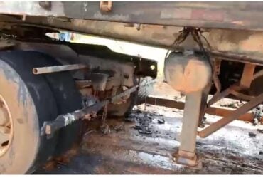 Chamas começaram após vazamento no botijão acoplado ao fogareiro; Corpo de Bombeiros agiu rapidamente e evitou que o fogo atingisse toda a carreta