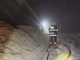 Fogo atingiu parte superior da estrutura do Armazém Piccini; operação utilizou cerca de 50 mil litros de água para conter as chamas