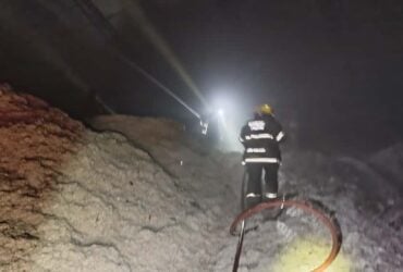 Fogo atingiu parte superior da estrutura do Armazém Piccini; operação utilizou cerca de 50 mil litros de água para conter as chamas