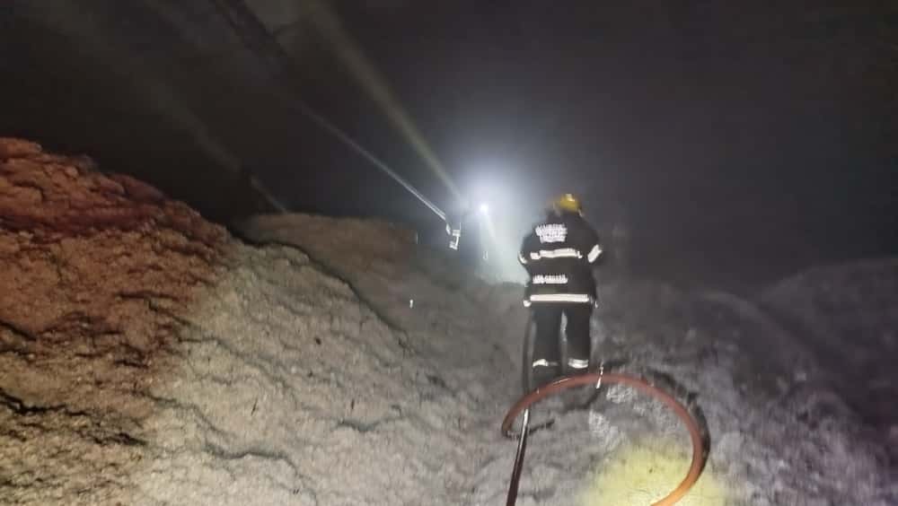 Fogo atingiu parte superior da estrutura do Armazém Piccini; operação utilizou cerca de 50 mil litros de água para conter as chamas