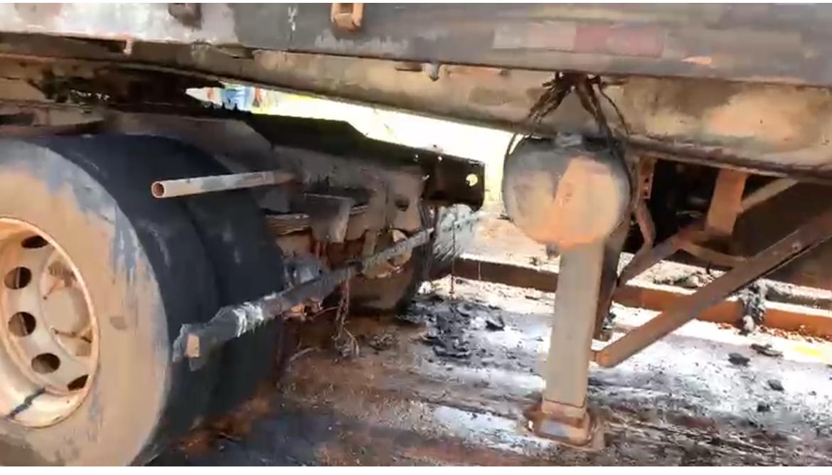 Chamas começaram após vazamento no botijão acoplado ao fogareiro; Corpo de Bombeiros agiu rapidamente e evitou que o fogo atingisse toda a carreta