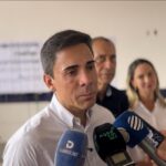 Adolescente de 16 anos foi apreendido após esfaquear colega de 13 anos dentro de sala de aula; vítima está fora de perigo e segue internada sob cuidados médicos