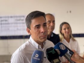 Adolescente de 16 anos foi apreendido após esfaquear colega de 13 anos dentro de sala de aula; vítima está fora de perigo e segue internada sob cuidados médicos