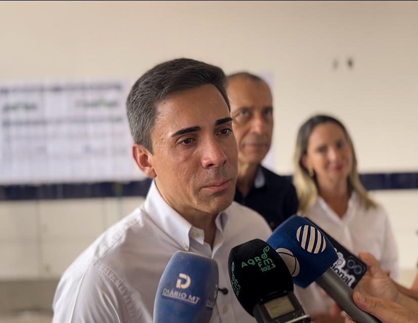 Adolescente de 16 anos foi apreendido após esfaquear colega de 13 anos dentro de sala de aula; vítima está fora de perigo e segue internada sob cuidados médicos