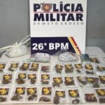 Homem é detido com 33 porções de maconha, materiais para fracionamento e itens relacionados a uma facção criminosa; denúncia anônima revelou coação a moradores