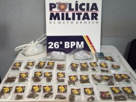 Homem é detido com 33 porções de maconha, materiais para fracionamento e itens relacionados a uma facção criminosa; denúncia anônima revelou coação a moradores