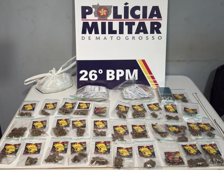 Homem é detido com 33 porções de maconha, materiais para fracionamento e itens relacionados a uma facção criminosa; denúncia anônima revelou coação a moradores