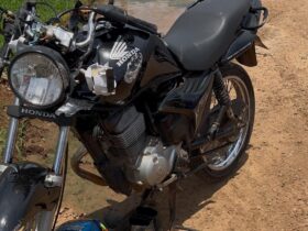 Vítima sofreu ferimentos na face e suspeita de fratura no quadril; impacto deixou a motocicleta destruída e caso será investigado pelas autoridades