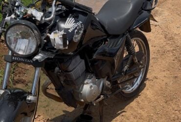 Vítima sofreu ferimentos na face e suspeita de fratura no quadril; impacto deixou a motocicleta destruída e caso será investigado pelas autoridades