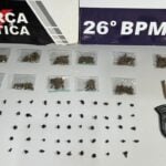 Suspeito já tinha passagens criminais e admitiu comercializar entorpecentes a mando de facção criminosa; operação ocorreu após denúncias de moradores sobre intenso fluxo de usuários e cheiro forte de maconha