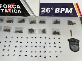 Suspeito já tinha passagens criminais e admitiu comercializar entorpecentes a mando de facção criminosa; operação ocorreu após denúncias de moradores sobre intenso fluxo de usuários e cheiro forte de maconha