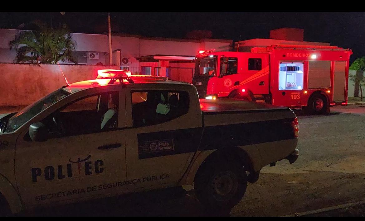 Vítima foi localizada pelos bombeiros durante rescaldo de incêndio; Polícia Civil investiga possível homicídio