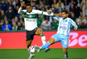 Paysandu x Coritiba: onde assistir ao vivo e escalações do duelo pela 36ª rodada da Série B. Imagem: JP Pacheco/Coritiba