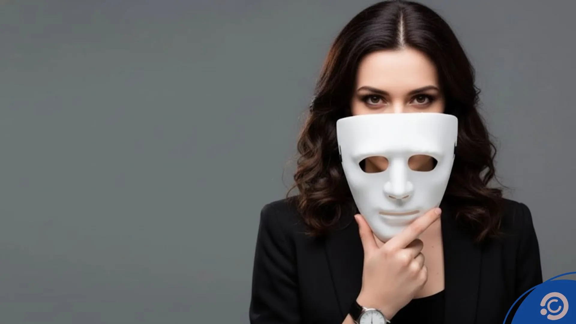 Mulher usando máscara