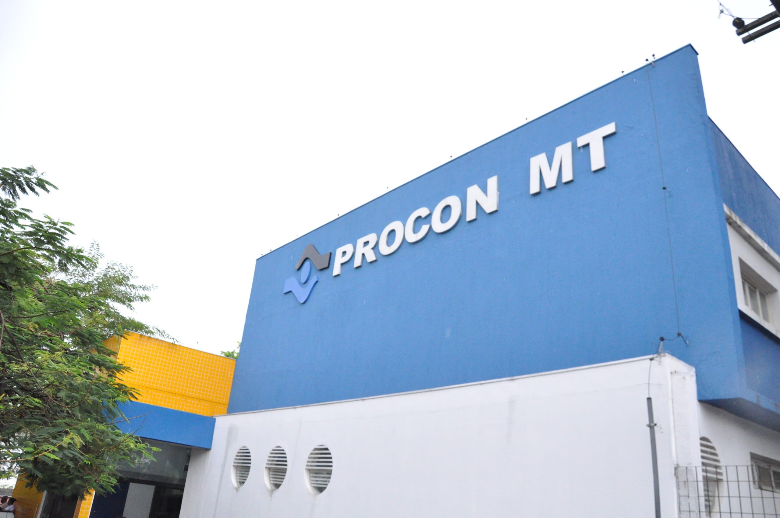Procon autua farmácia por irregularidades na informação ao consumidor em Rondonópolis