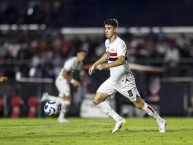 Oscar, meia do São Paulo, vai a hospital após alteração cardíaca. Imagem: Rubens Chiri/SPFC