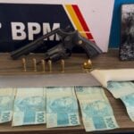 Dupla invadiu casa armada com revólver e faca; moradores e prestador de serviços reagiram e contiveram os suspeitos até a chegada da polícia