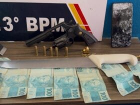 Dupla invadiu casa armada com revólver e faca; moradores e prestador de serviços reagiram e contiveram os suspeitos até a chegada da polícia