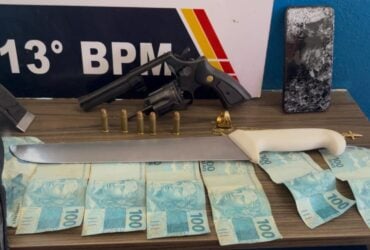 Dupla invadiu casa armada com revólver e faca; moradores e prestador de serviços reagiram e contiveram os suspeitos até a chegada da polícia