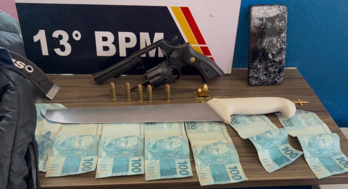 Dupla invadiu casa armada com revólver e faca; moradores e prestador de serviços reagiram e contiveram os suspeitos até a chegada da polícia