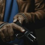 Revólver - homem segurando na mao