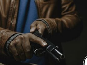 Revólver - homem segurando na mao