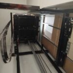 Pane súbita deixou moradores confinados dentro da cabine de um prédio comercial; equipe do Corpo de Bombeiros utilizou desencarcerador para abrir as portas e realizar o resgate com segurança.