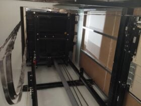 Pane súbita deixou moradores confinados dentro da cabine de um prédio comercial; equipe do Corpo de Bombeiros utilizou desencarcerador para abrir as portas e realizar o resgate com segurança.