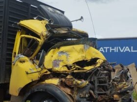 Engavetamento entre três caminhões interdita trecho da BR-163 em Lucas do Rio Verde