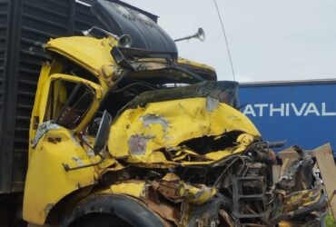 Engavetamento entre três caminhões interdita trecho da BR-163 em Lucas do Rio Verde