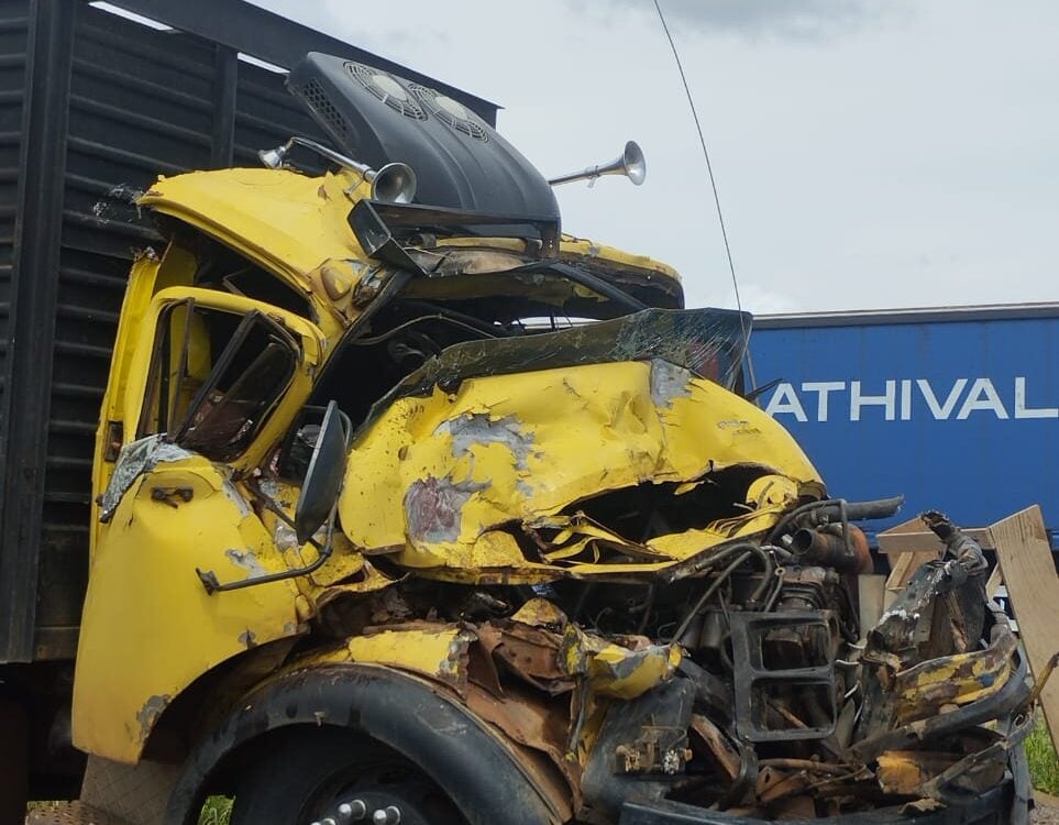 Engavetamento entre três caminhões interdita trecho da BR-163 em Lucas do Rio Verde