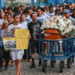 Corpos de vítimas da operação no Rio deixam o IML sob denúncias de execuções