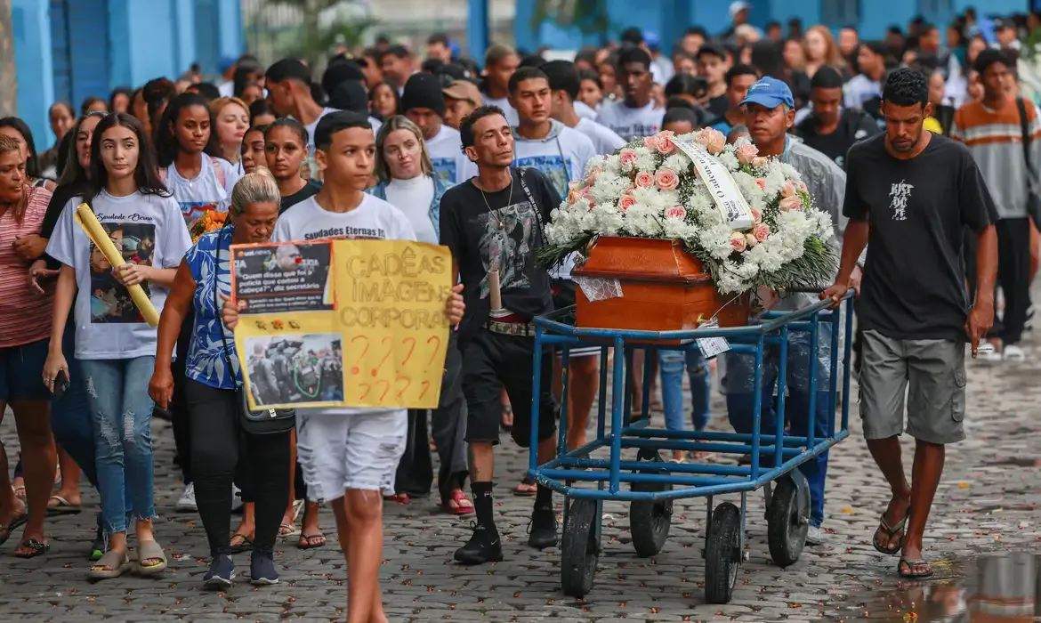 Corpos de vítimas da operação no Rio deixam o IML sob denúncias de execuções