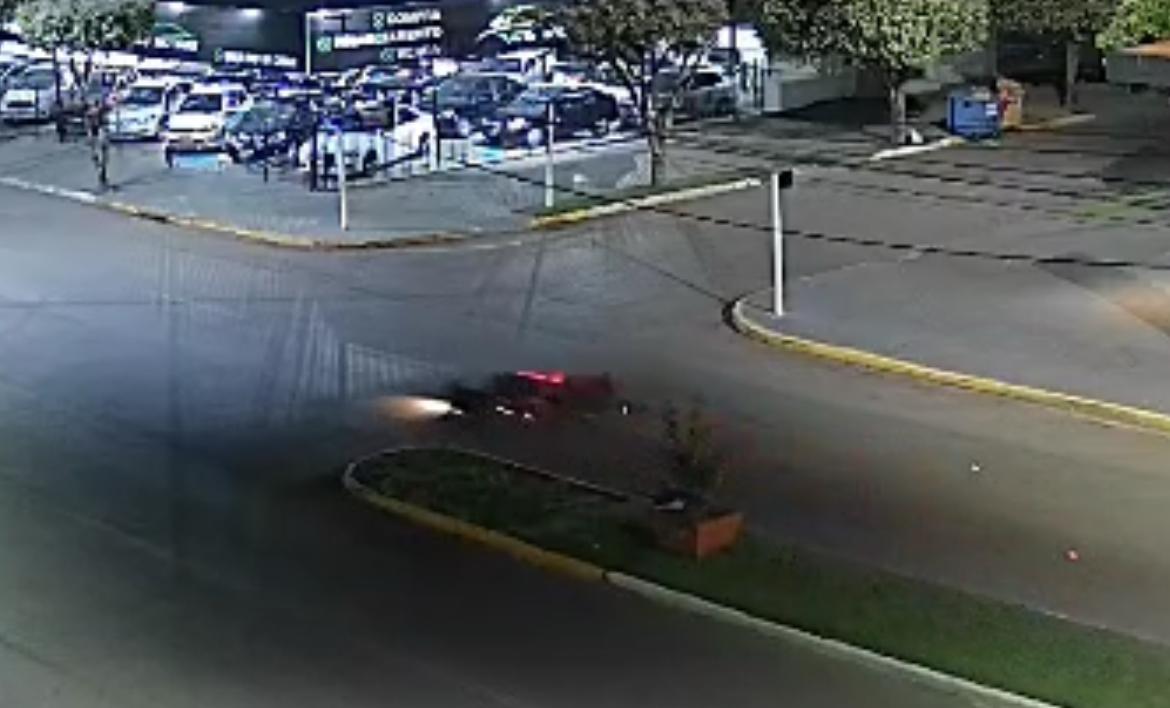 Mulher foi encontrada desacordada, sem capacete e com sangramento intenso; pessoa que a acompanhava fugiu do local a pé