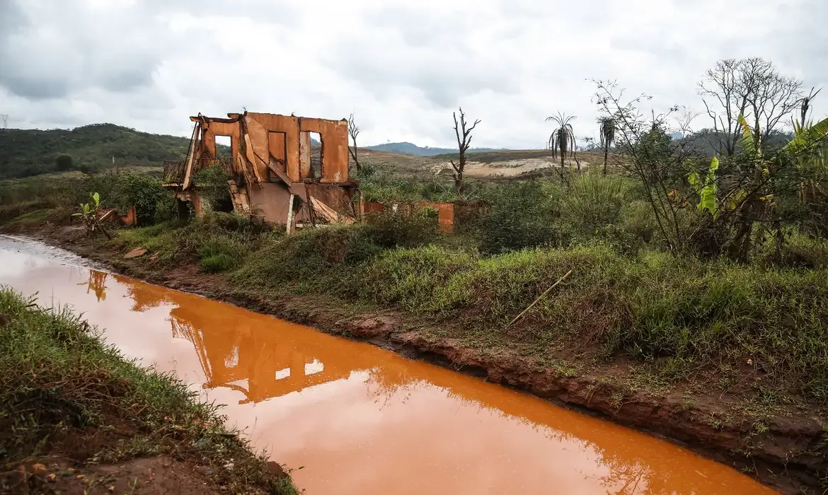 Mariana inspira reportagem em quadrinhos sobre tragédia que completa 10 anos