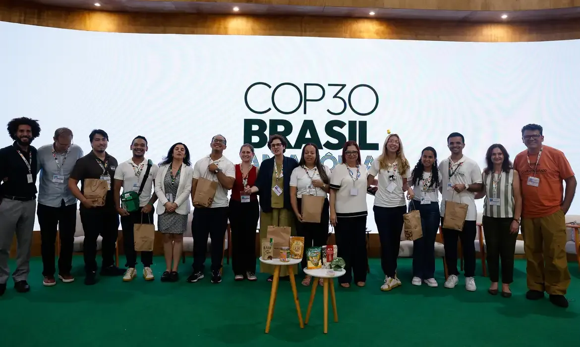 Voluntários da COP30 recebem kits da agricultura familiar com produtos típicos