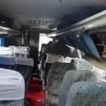 Caminhão cai de ponte na marginal Tietê e deixa quatro feridos