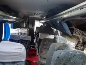 Caminhão cai de ponte na marginal Tietê e deixa quatro feridos