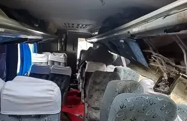 Caminhão cai de ponte na marginal Tietê e deixa quatro feridos