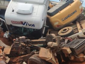 Impacto violento arrancou cabine de uma das carretas; vítima foi socorrida e encaminhada à UPA